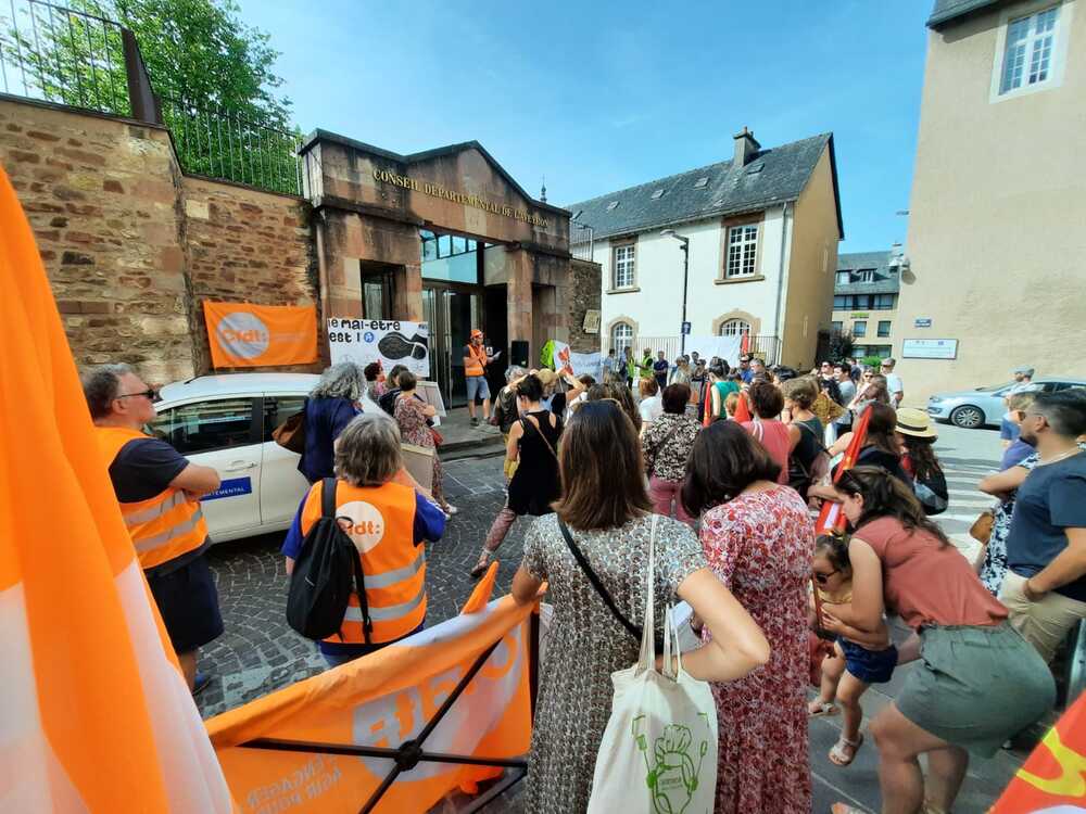 Mobilisation des agents du Département de l'Aveyron à Rodez le 17 juin 2022 - CFDT